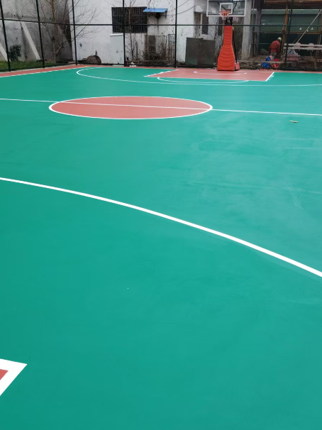 加茂镇 球场长期使用易出现地面开裂